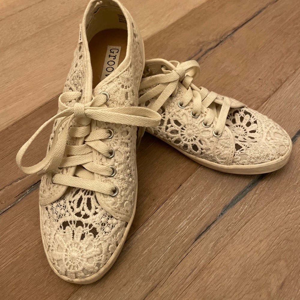 GROOVE Crochet Tennis Shoes